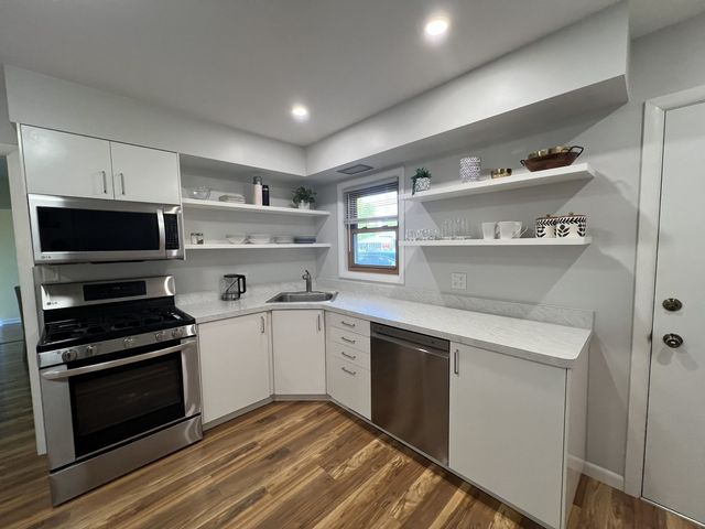 1431 E Emmerson Lane, Mount Prospect, IL 60056
