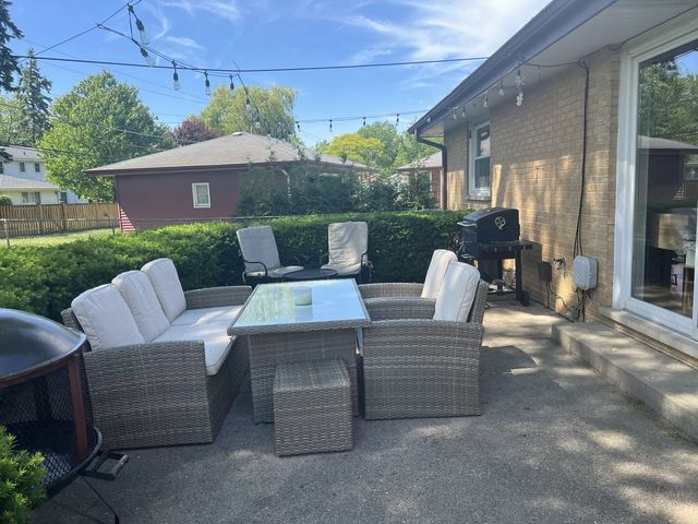 1431 E Emmerson Lane, Mount Prospect, IL 60056