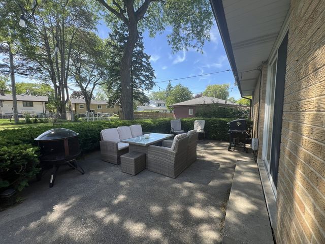 1431 E Emmerson Lane, Mount Prospect, IL 60056