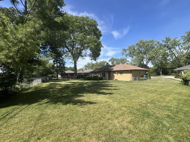 1431 E Emmerson Lane, Mount Prospect, IL 60056