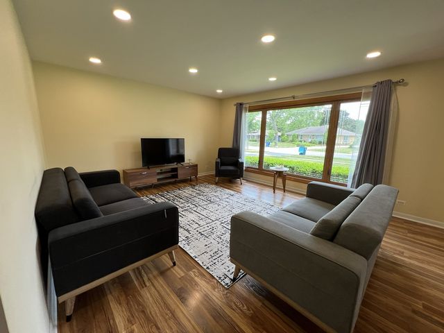 1431 E Emmerson Lane, Mount Prospect, IL 60056