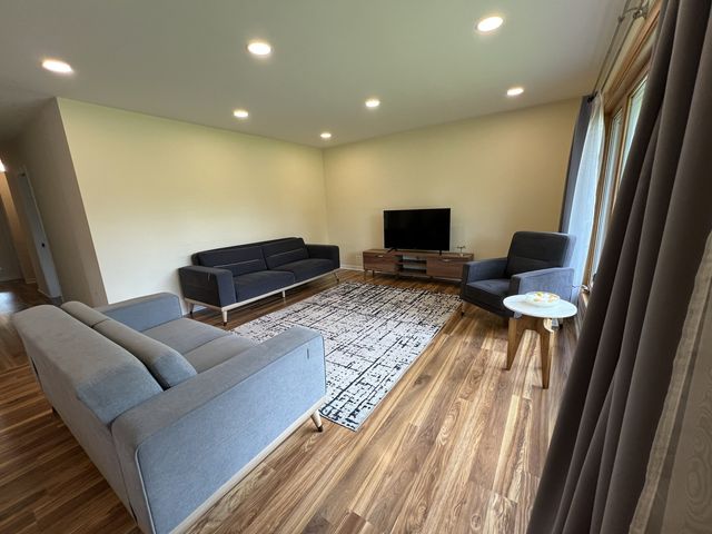 1431 E Emmerson Lane, Mount Prospect, IL 60056