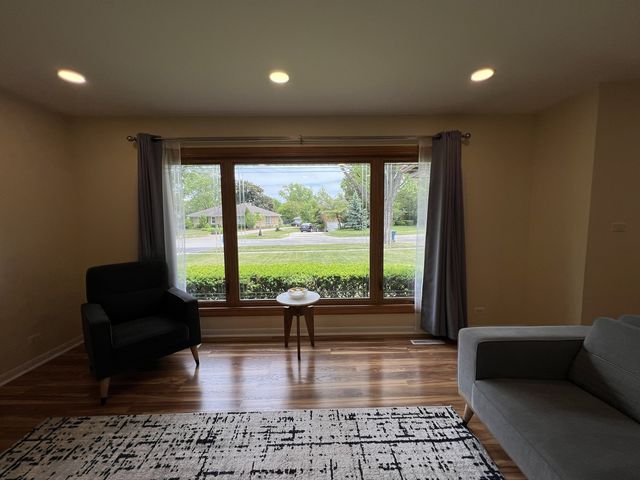 1431 E Emmerson Lane, Mount Prospect, IL 60056