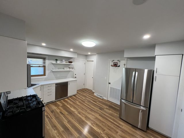 1431 E Emmerson Lane, Mount Prospect, IL 60056