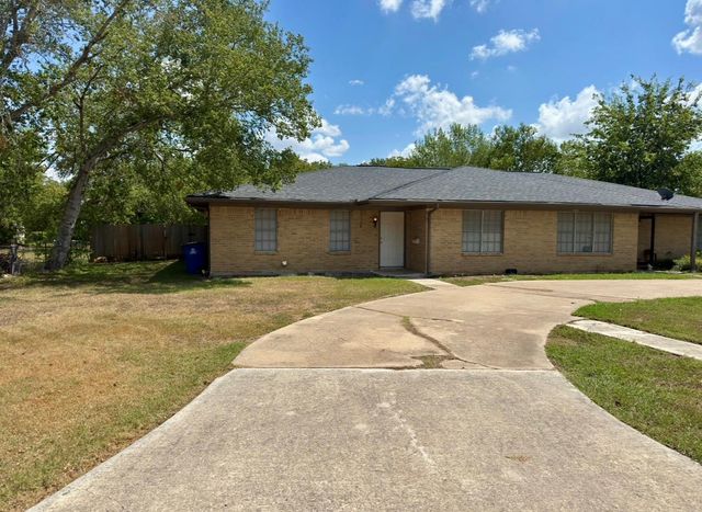 820 S Blanco ST B, Lockhart, TX 78644