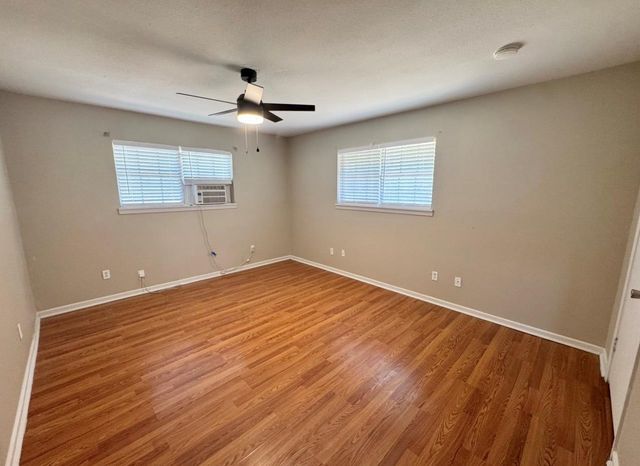 820 S Blanco ST B, Lockhart, TX 78644