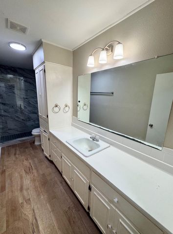 820 S Blanco ST B, Lockhart, TX 78644