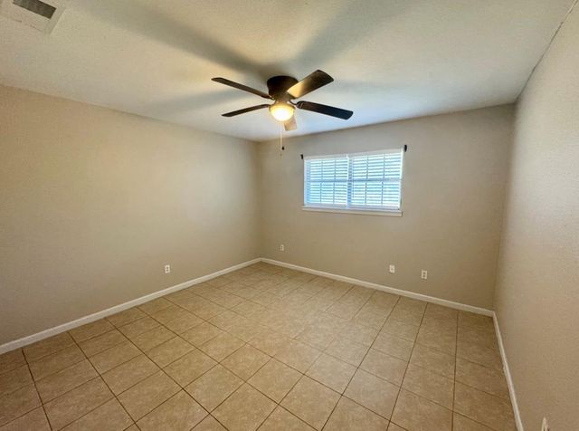 820 S Blanco ST B, Lockhart, TX 78644