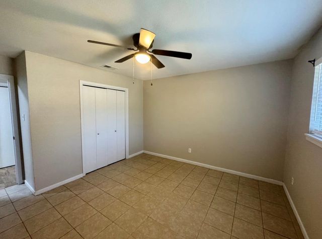 820 S Blanco ST B, Lockhart, TX 78644