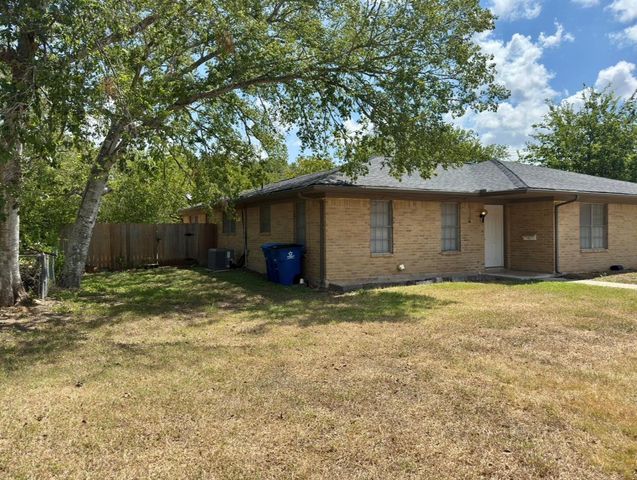 820 S Blanco ST B, Lockhart, TX 78644