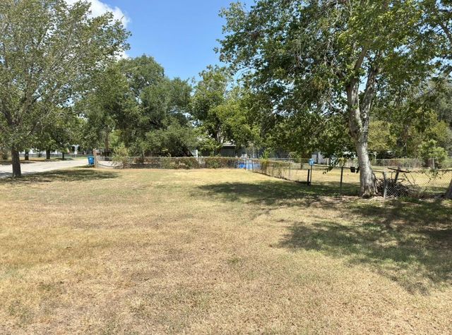 820 S Blanco ST B, Lockhart, TX 78644