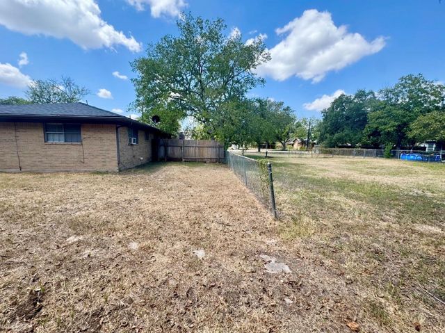820 S Blanco ST B, Lockhart, TX 78644