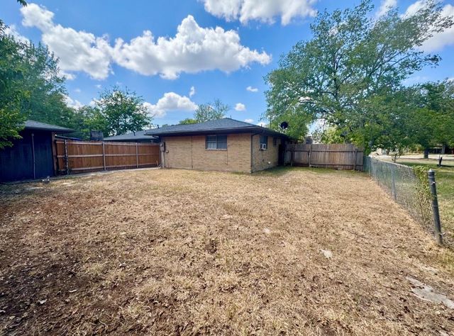 820 S Blanco ST B, Lockhart, TX 78644