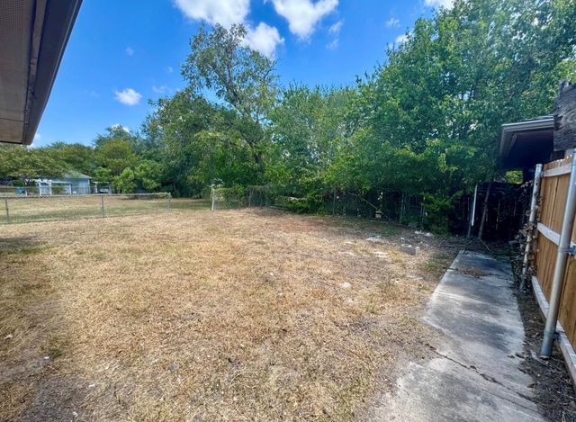 820 S Blanco ST B, Lockhart, TX 78644