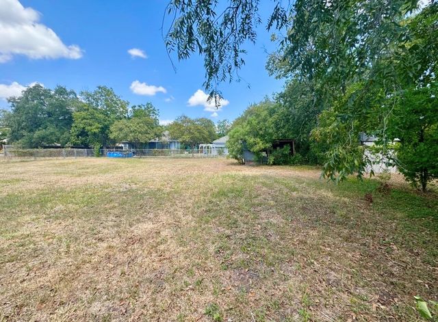 820 S Blanco ST B, Lockhart, TX 78644