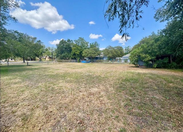820 S Blanco ST B, Lockhart, TX 78644