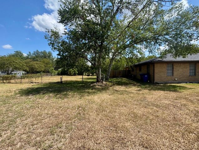 820 S Blanco ST B, Lockhart, TX 78644