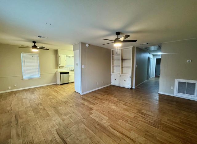 820 S Blanco ST B, Lockhart, TX 78644