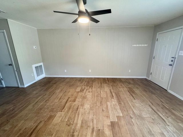 820 S Blanco ST B, Lockhart, TX 78644