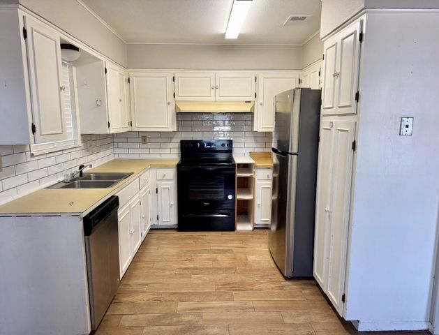 820 S Blanco ST B, Lockhart, TX 78644