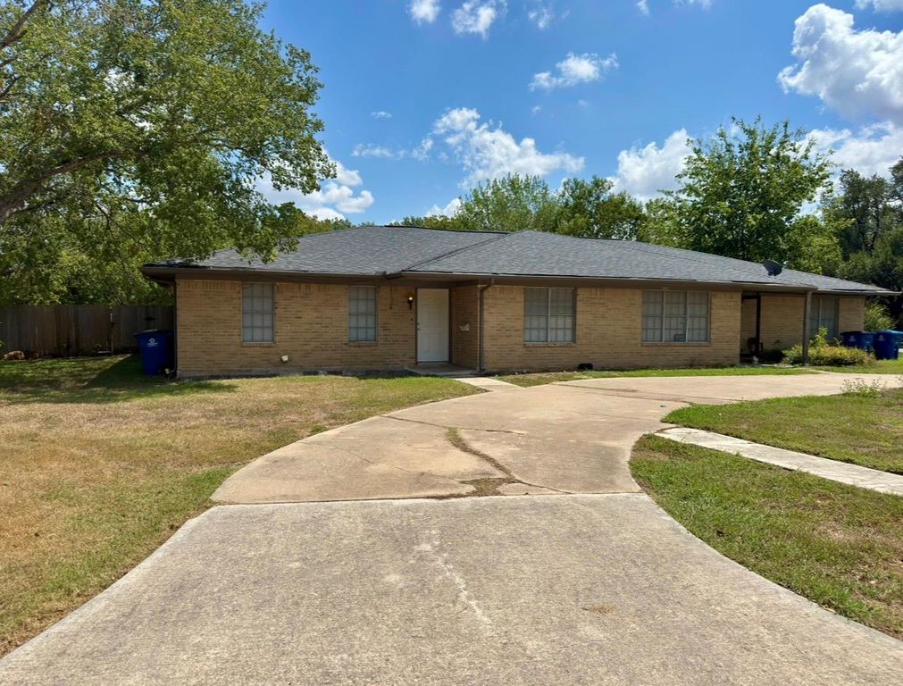 820 S Blanco ST B, Lockhart, TX 78644