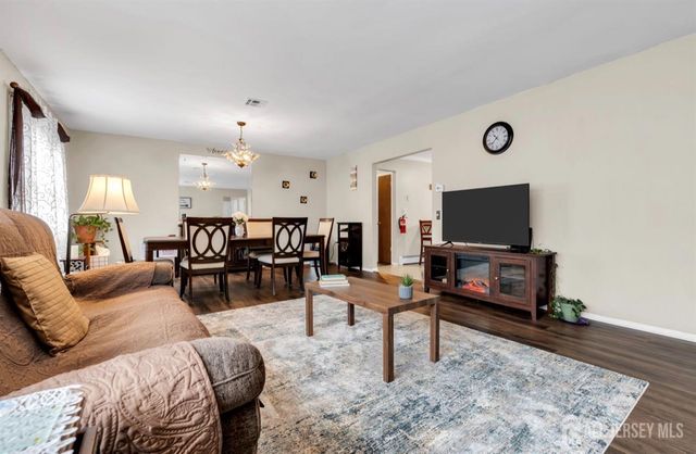 9 Calalou Court, Toms River, NJ 08747