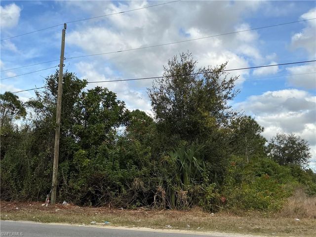 52 Gene AVE S, Lehigh Acres, FL 33976