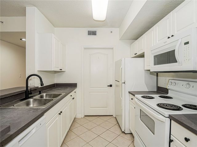 5090 FAIRWAYS Circle H206, Vero Beach, FL 32967