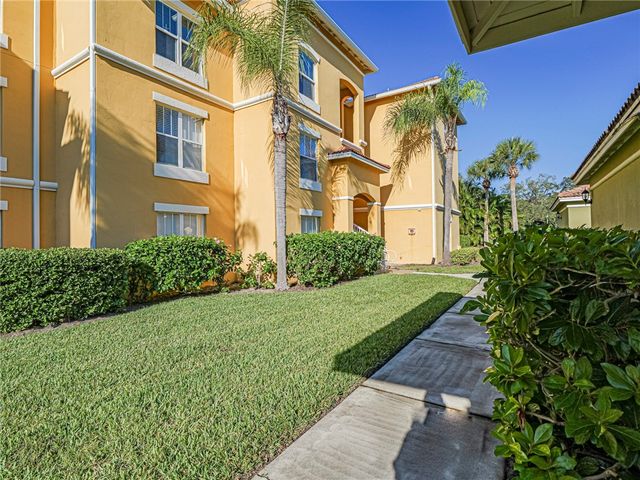 5090 FAIRWAYS Circle H206, Vero Beach, FL 32967