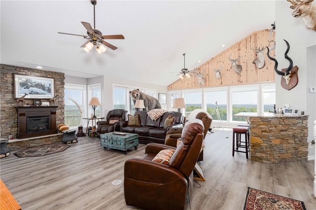 937 Marion County 4018, Yellville, AR 72687