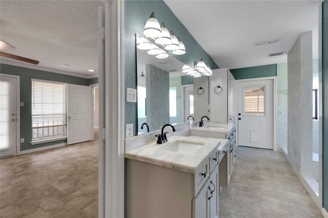 1404 Kipp Avenue, Kemah, TX 77565