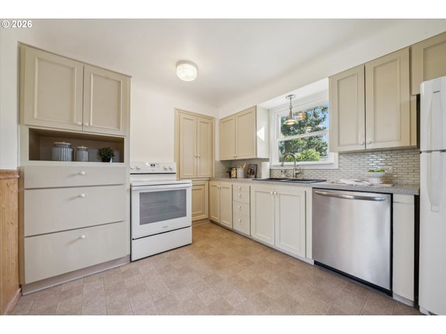 3410 Sw UNDERWOOD Dr, Portland, OR 97225