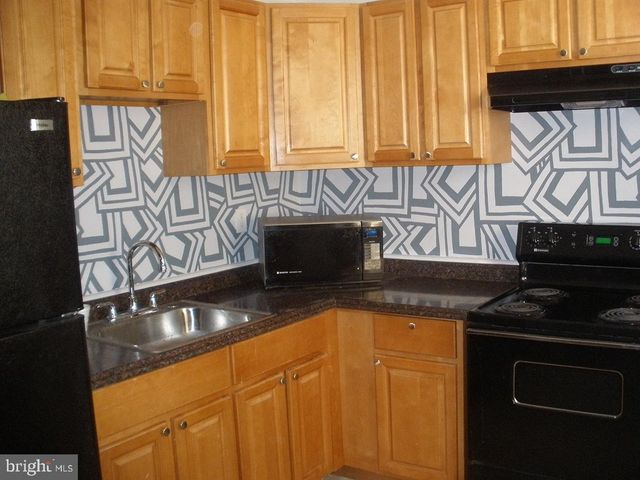 2010 W OXFORD ST, Philadelphia, PA 19121