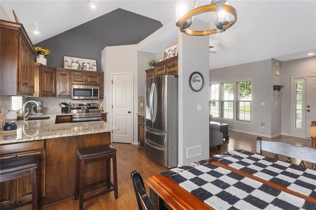 10904 N Manchester Avenue, Kansas City, MO 64157