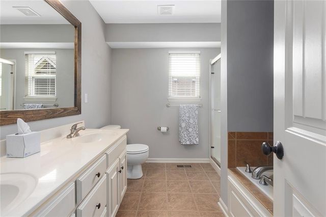 10904 N Manchester Avenue, Kansas City, MO 64157