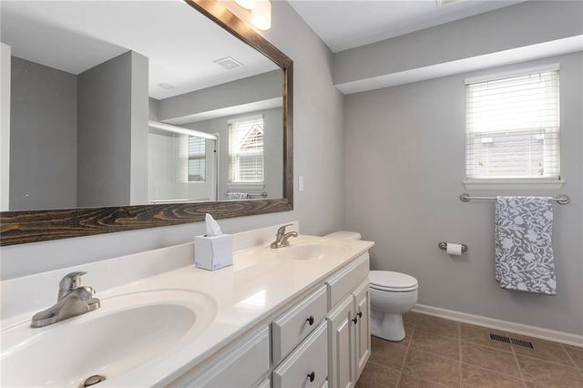 10904 N Manchester Avenue, Kansas City, MO 64157