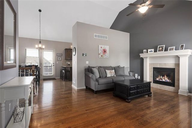 10904 N Manchester Avenue, Kansas City, MO 64157