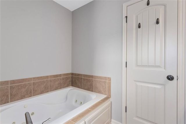 10904 N Manchester Avenue, Kansas City, MO 64157