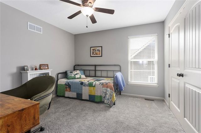 10904 N Manchester Avenue, Kansas City, MO 64157