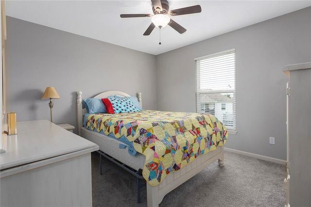 10904 N Manchester Avenue, Kansas City, MO 64157