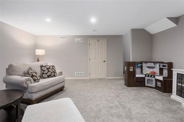 10904 N Manchester Avenue, Kansas City, MO 64157