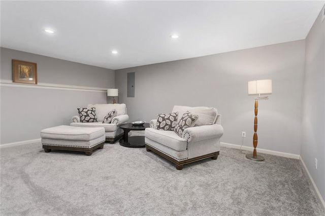 10904 N Manchester Avenue, Kansas City, MO 64157