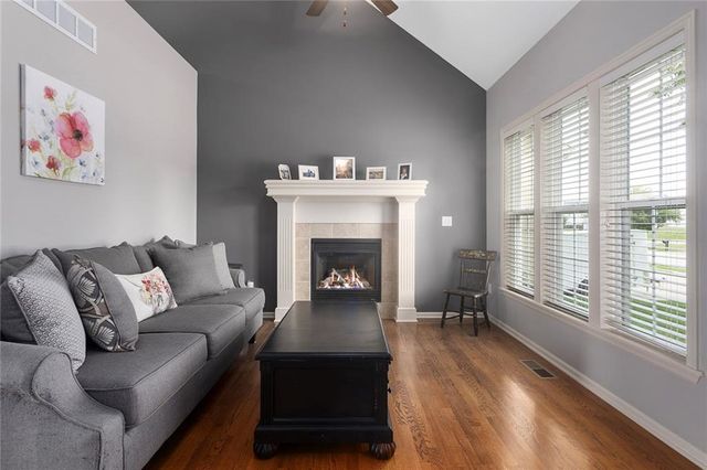 10904 N Manchester Avenue, Kansas City, MO 64157