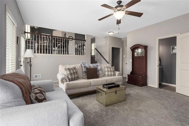 10904 N Manchester Avenue, Kansas City, MO 64157