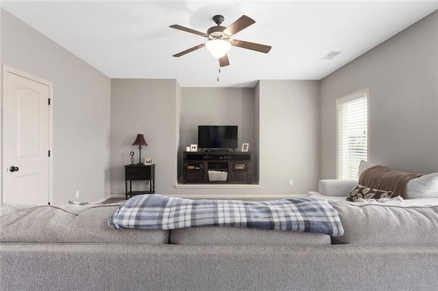 10904 N Manchester Avenue, Kansas City, MO 64157