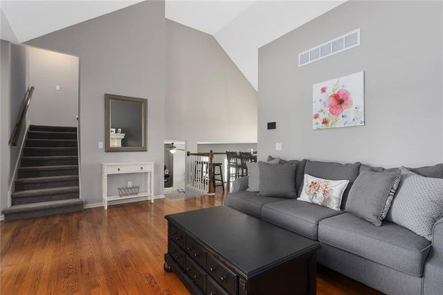 10904 N Manchester Avenue, Kansas City, MO 64157