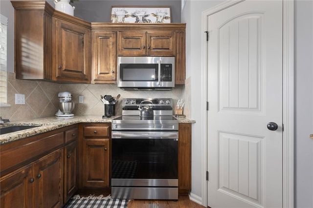 10904 N Manchester Avenue, Kansas City, MO 64157