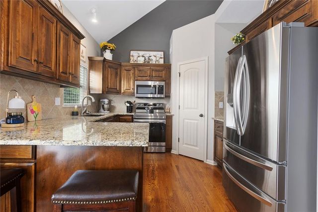 10904 N Manchester Avenue, Kansas City, MO 64157