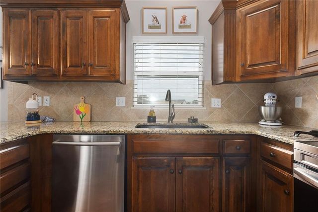 10904 N Manchester Avenue, Kansas City, MO 64157