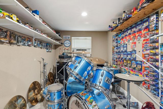 225 Ash Ave, Oakdale, CA 95361